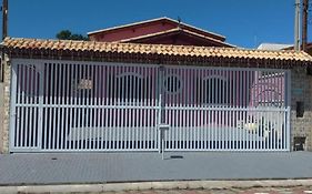 Casa Rosa de Peruíbe - Casa de Temporada 3 dormitórios, 10 hóspedes, piscina, wi-fi, netflix, 800 metros da praia
