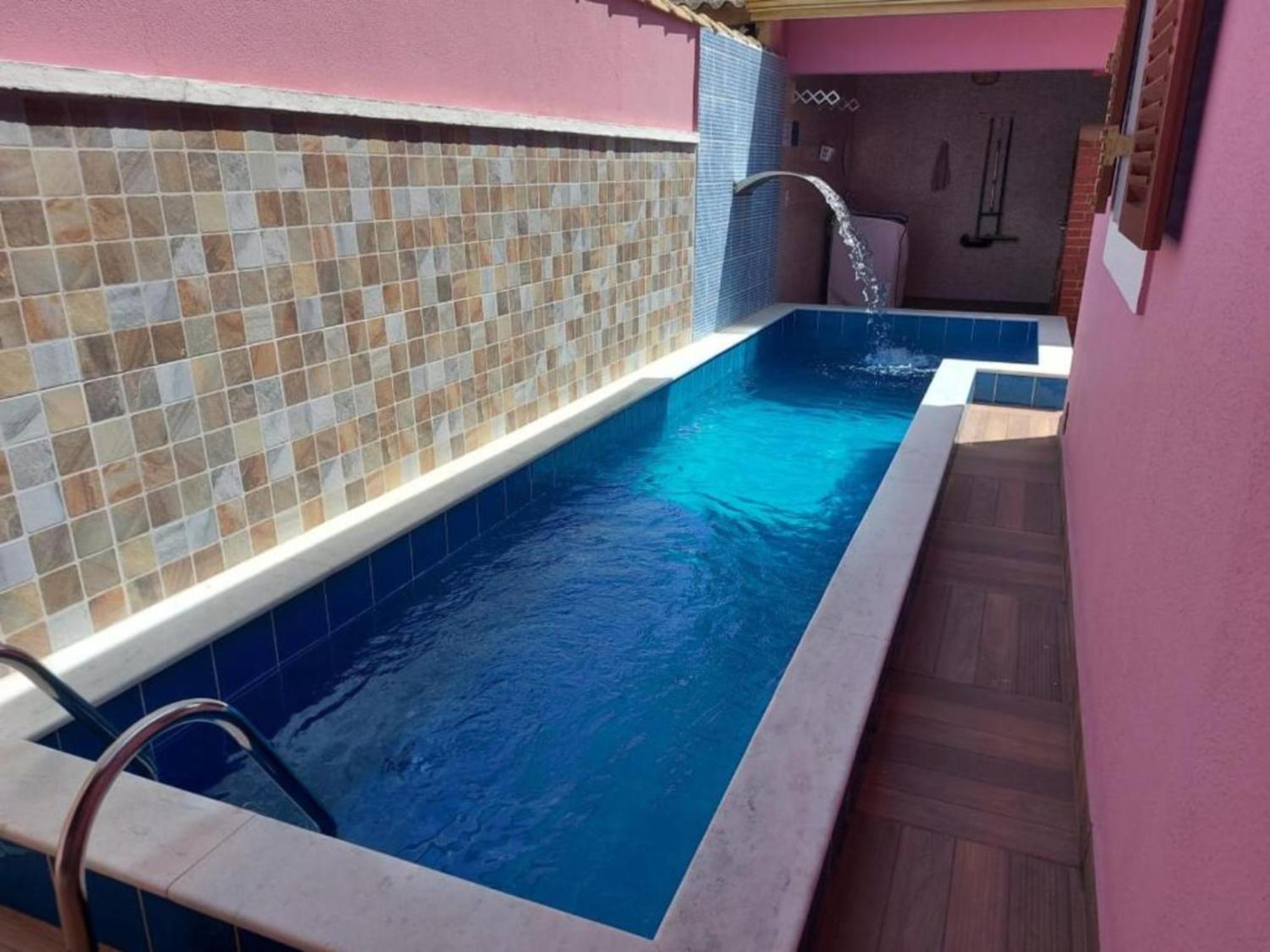 Casa Rosa de Peruíbe - Casa de Temporada 3 dormitórios, 10 hóspedes, piscina, wi-fi, netflix, 800 metros da praia Exterior foto