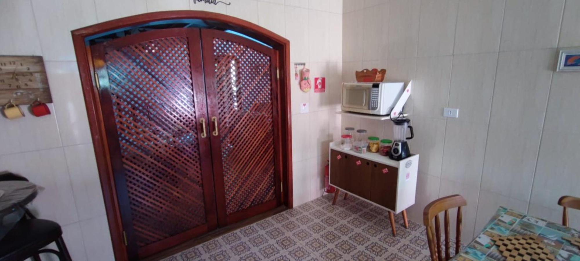 Casa Rosa de Peruíbe - Casa de Temporada 3 dormitórios, 10 hóspedes, piscina, wi-fi, netflix, 800 metros da praia Exterior foto